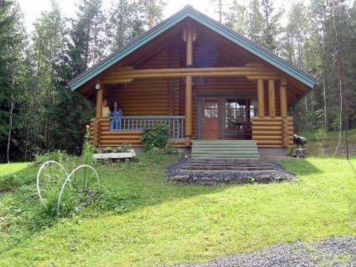 Cabaña de madera con porche y puerta delantera en Holiday Home Liisan pirtti by Interhome, en Äänekoski