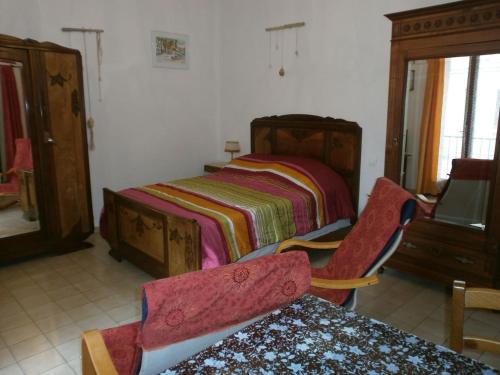- une chambre avec un lit, une table et des chaises dans l'établissement Studio n°1 agréable et bien situé, à Amélie-les-Bains-Palalda