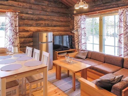 een woonkamer met een tafel en een bank bij Holiday Home Lomaylläs a 13 - hotellintie 1 a by Interhome in Ylläsjärvi