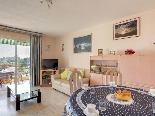 - un salon avec une table et un canapé dans l'établissement Apartment Boulouris Mimosa by Interhome, à Saint-Raphaël