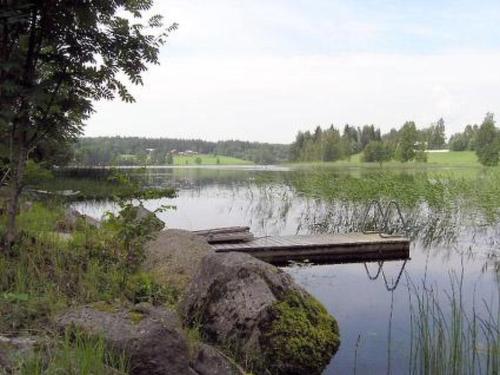un muelle en medio de un lago en Holiday Home Liisan pirtti by Interhome, en Äänekoski