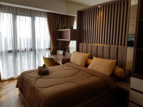 Giường trong phòng chung tại M-Town Signature Gading Serpong by J`s Luxury Apartment