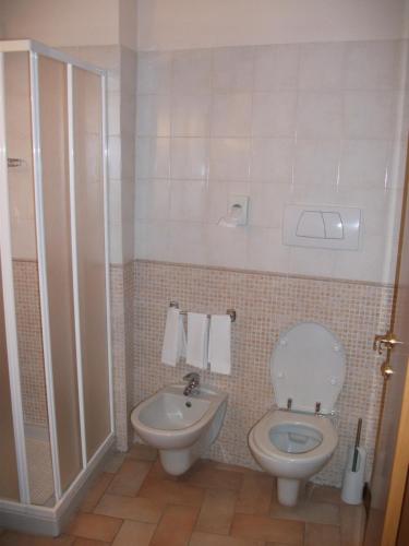 a bathroom with a toilet and a sink at Casa Religiosa di Ospitalità San Ponziano in Spoleto