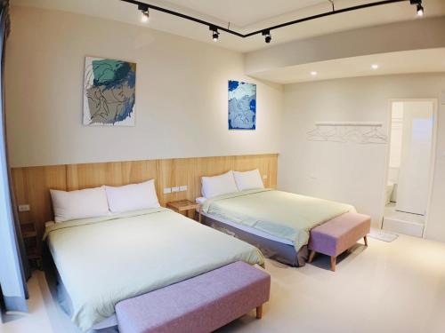 een kamer met twee bedden en een bank erin bij C.C. Sleep in Magong