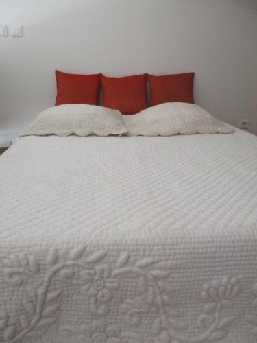 een groot wit bed met twee kussens erop bij Gîte du Jardin des Espuys in Venasque