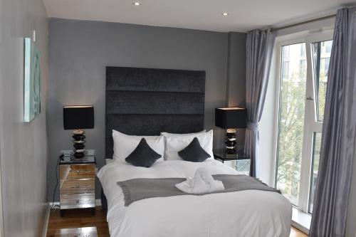 En eller flere senge i et værelse på Luxlogic