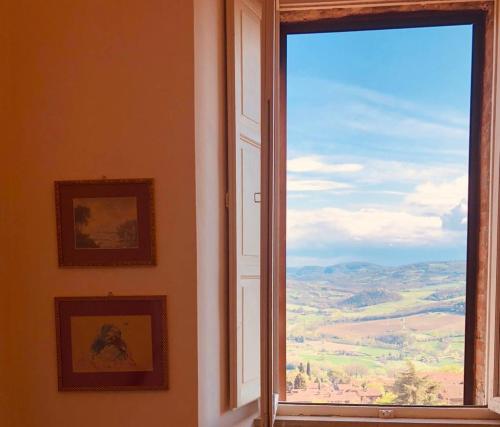 ventana en una habitación con vistas al campo en La Casa Di Matilde-Centre of Todi en Todi