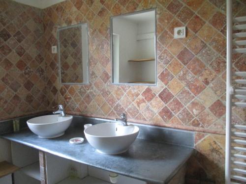 een badkamer met twee wastafels en een spiegel bij Gîte du Jardin des Espuys in Venasque