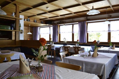 Ein Restaurant oder anderes Speiselokal in der Unterkunft Pension Alpenrose 