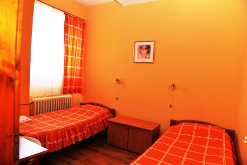 Ліжко або ліжка в номері Hotel Dulovic