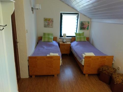 Habitación con 2 camas y ventana en Karczma Biesiadna, en Dalnia