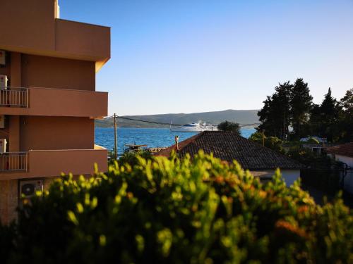 - une vue sur l'océan depuis un bâtiment dans l'établissement Apartments Tivat, à Tivat