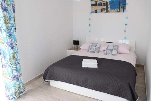 sypialnia z łóżkiem z czarnym kocem w obiekcie Apartament Natalia w Busku Zdroju