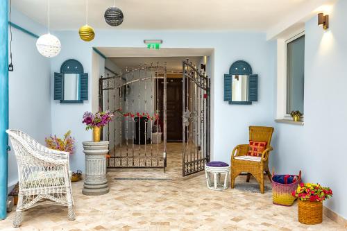 a room with a gate and two chairs at Casa Atanasiu lângă Biserica Neagră în Centrul Istoric in Braşov