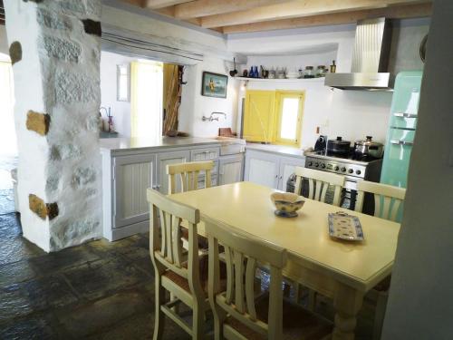 cocina con mesa y sillas y cocina con fogones en Open Space House at the Castle of Chora, Serifos, en Serifos Chora