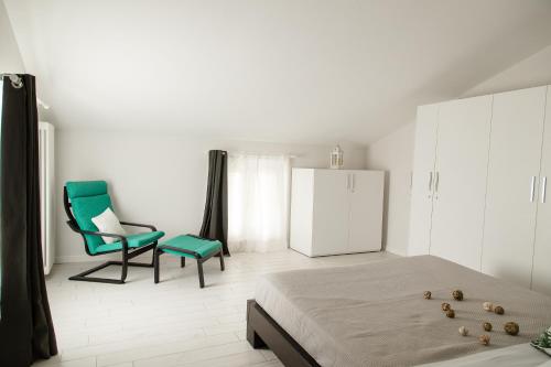 um quarto com uma cama e uma cadeira verde em Luxury Apartment Lazise em Lazise