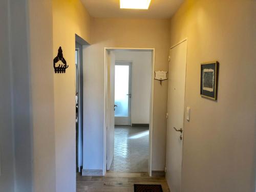 a room with a hallway with a door and a hallway at Departamento Costanera in San Carlos de Bariloche
