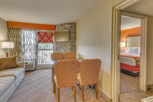 Postel nebo postele na pokoji v ubytování La Quinta by Wyndham Pigeon Forge
