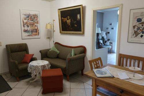 a living room with two chairs and a table at Ferienwohnung ROT in Hohenfelde