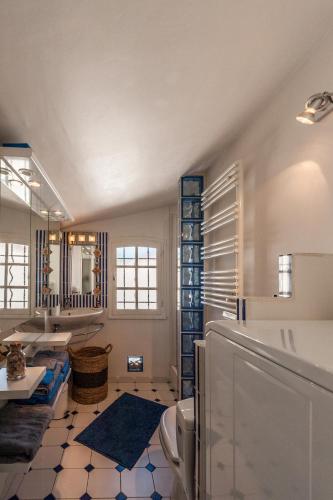 une salle de bain avec un lavabo et des toilettes dans une chambre dans l'établissement Ferienwohnung „La Cigalerie“, à Agay