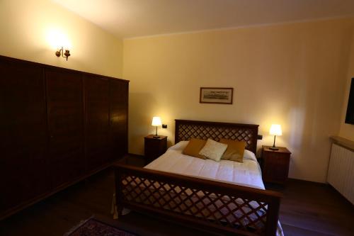 a bedroom with a bed with two lamps on it at Residenza La Dimora ImPerfetta in Salionze