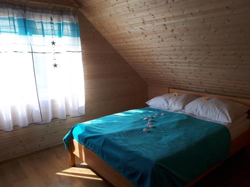 เตียงในห้องที่ Domki Letniskowe TURKUS