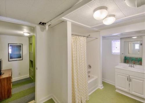 Un baño con inodoro, lavabo y ducha. en Eagle's Nest, en Santa Rosa Beach