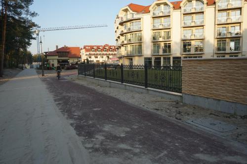 an empty street in front of a building at Hotel White in Krynica Morska