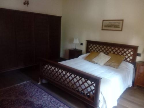 a bedroom with a large bed with white sheets and pillows at Residenza La Dimora ImPerfetta in Salionze
