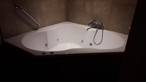 a white bath tub with a faucet in a bathroom at Willy's Country Club Cauquenes in De Cauquenes