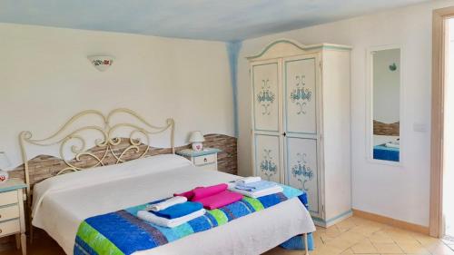 מיטה או מיטות בחדר ב-Solaria - Villa Ludduì