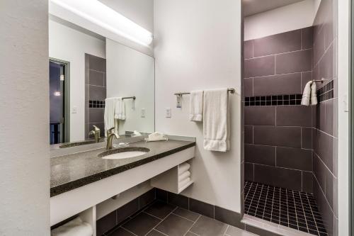 uma casa de banho com um lavatório e um espelho em The Wallhouse Hotel, Ascend Hotel Collection em Walnut Creek
