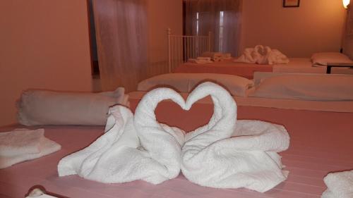 una habitación de hotel con toallas en forma de corazón en Al Torcol Agriturismo, en Monzambano