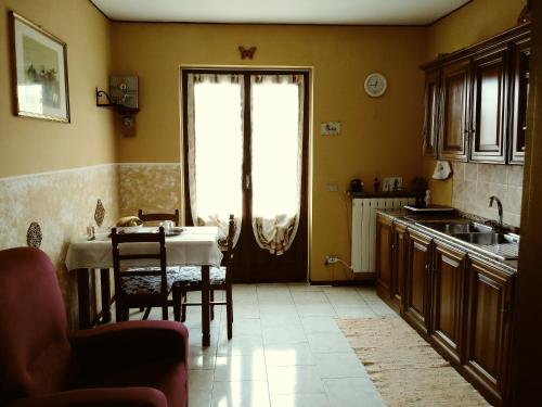 Invorio InferioreにあるB&B La Quieteのテーブルと窓付きのキッチン