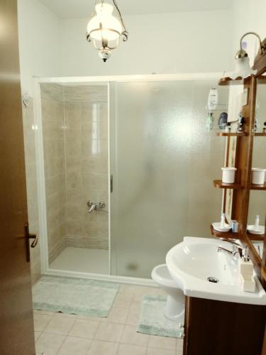 een badkamer met een douche, een toilet en een wastafel bij B&B La Quiete in Invorio Inferiore