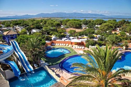 een luchtzicht op een resort met 2 zwembaden bij Mobil home Sylvie et Alain in Canet-en-Roussillon