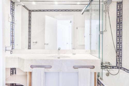 een badkamer met een wastafel en een spiegel bij Victory Village 10D in Quinta do Lago