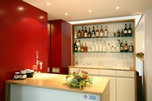 a kitchen with a bar with bottles of alcohol at Hotel La Sosta in Cisano Bergamasco