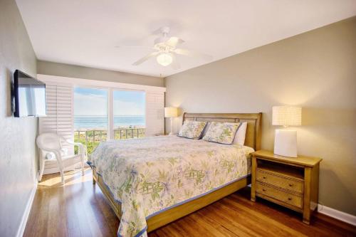 1 dormitorio con 1 cama y vistas al océano en Golden Beach 2, en Sanibel