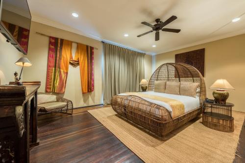 a bedroom with a bed and a ceiling fan at Casa Harb Hotel Boutique in San Andrés