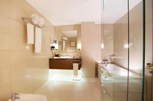y baño con aseo y lavamanos. en Copthorne Hotel Baranan, en As Sulaymānīyah