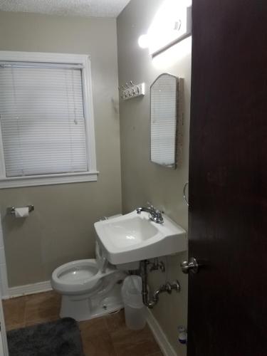 ジャクソンビルにある3864 Walsh Street Apartmentの洗面台とトイレ付きのバスルーム