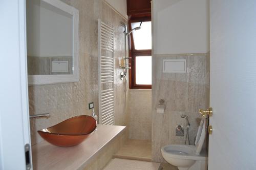 a bathroom with a wooden bowl sitting on a counter at I Citri in Taranto