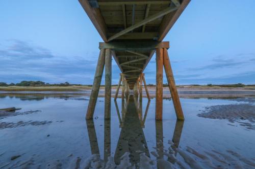 un puente en el agua con su reflejo en Riverbank en Moody