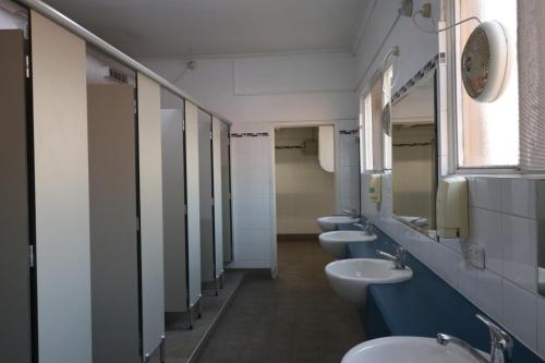 uma fila de lavatórios e WC numa casa de banho em Britannia on William em Perth