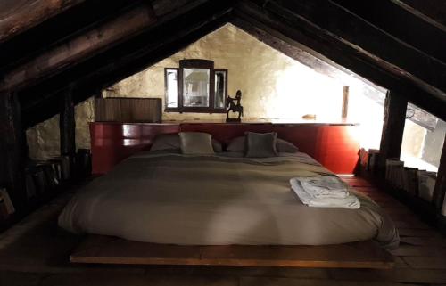 a bedroom with a large bed in a attic at Mariangela Artist's Lodge in Venice