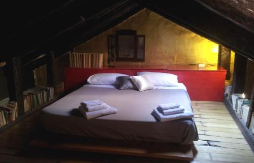 ein Schlafzimmer mit einem großen Bett mit Handtüchern darauf in der Unterkunft Mariangela Artist's Lodge in Venedig