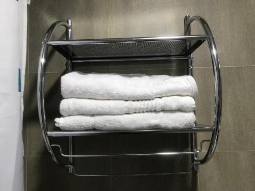 a group of towels on a towel rack in a bathroom at Departamento en Tigre con Pileta y cochera in Tigre