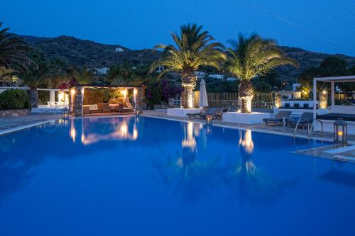 Bazén v ubytování Dionysos Seaside Resort Ios nebo v jeho okolí