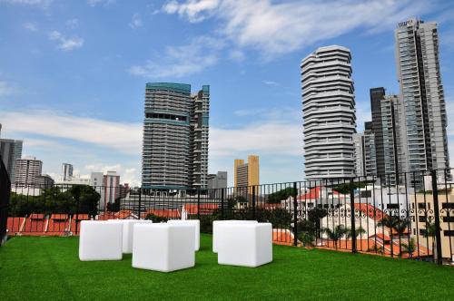 Una vista del horizonte de una ciudad con edificios altos. en Beary Best! Hostel Kampong Glam, en Singapur